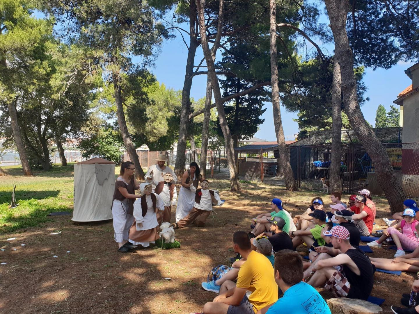 Ispred vjetrenjače u Medulinu održana je predstava Istra Inspirita ´Priče starog malina´ za učenike Škole za odgoj i obrazovanje Pula