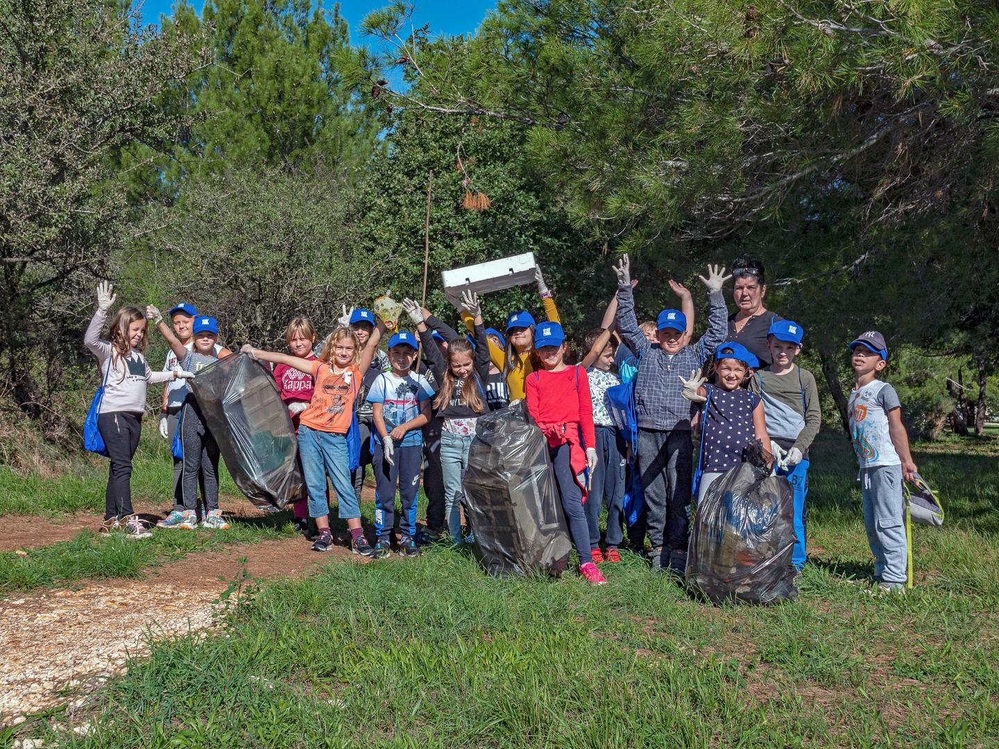 Najstariji i najmlađi mještani općine Medulin uspješno proveli eko akciju čišćenja priobalja na Vižuli