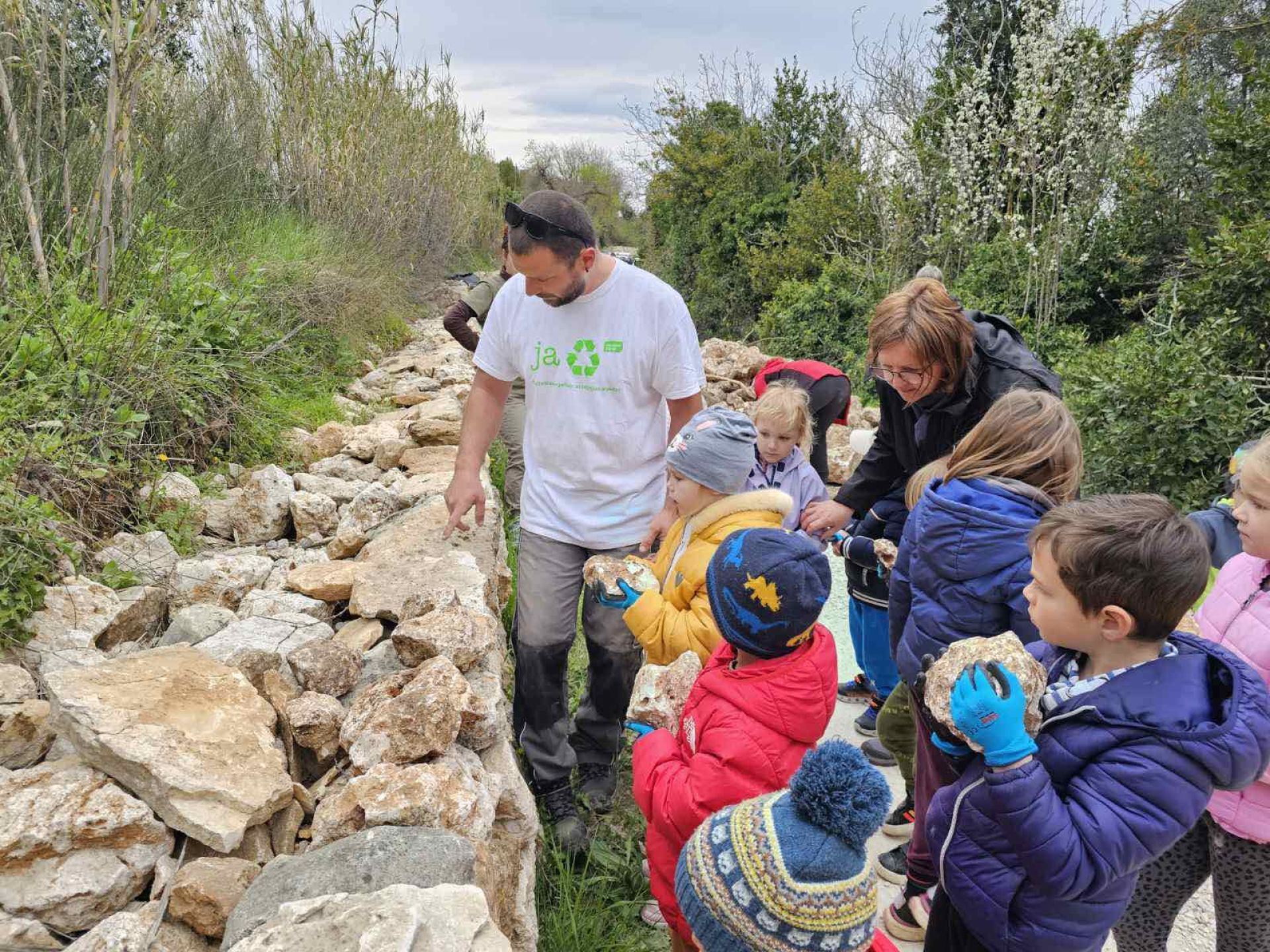 Djeca iz skupine „Premsići“ istražuju kako nastaju suhozidi u Premanturi