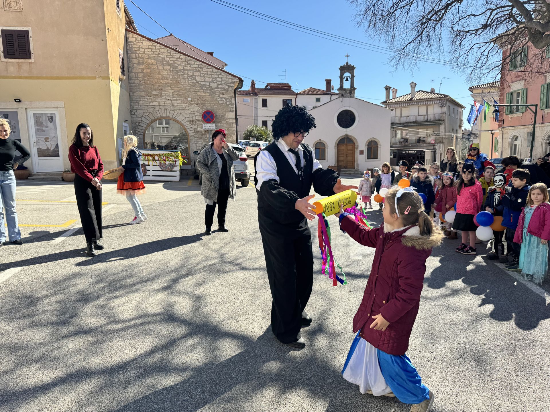 Medulinske maškarice Dječjeg vrtića Medulina predale su svoju šentencu Pustonačelniku na čitanje