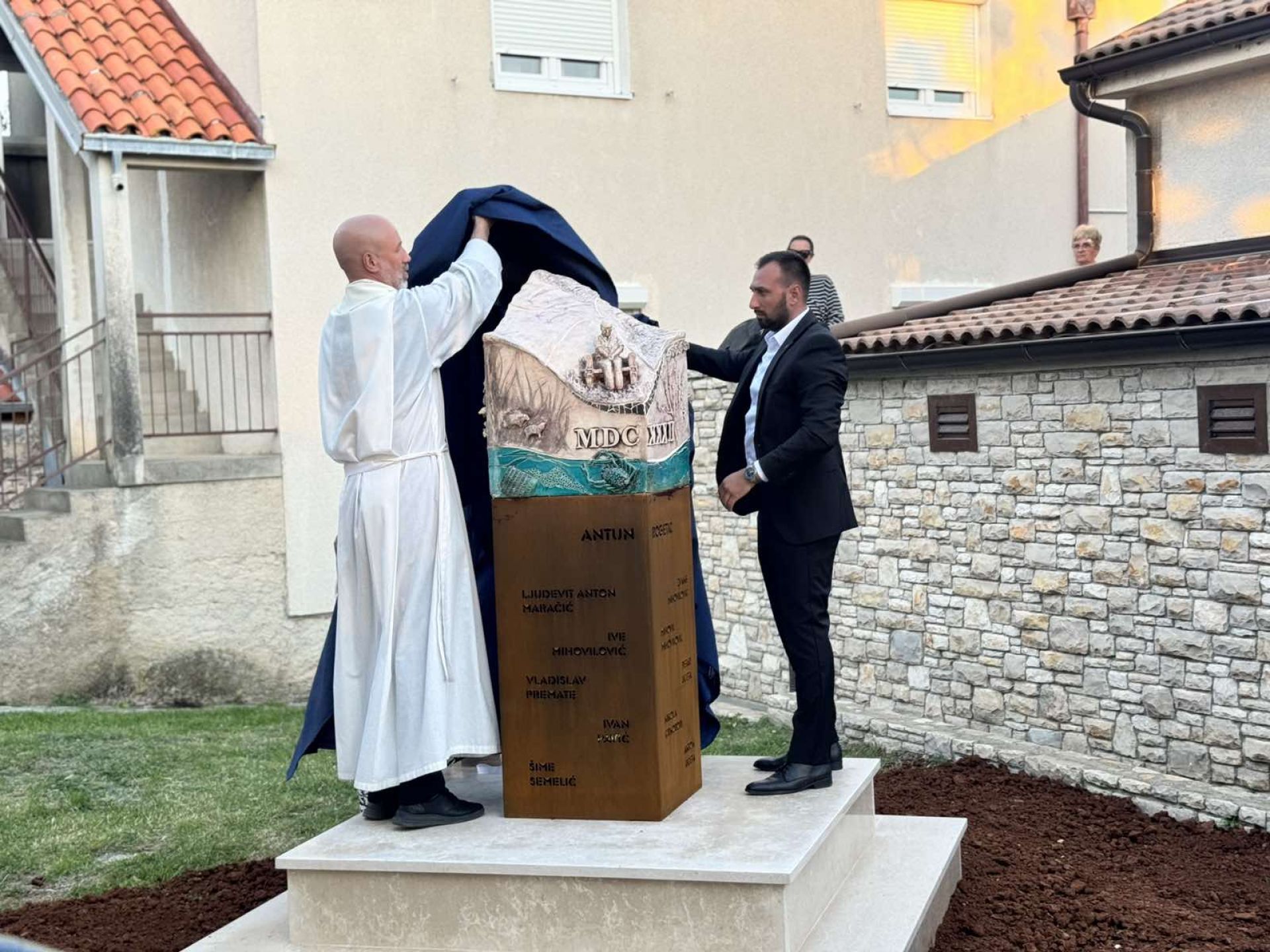 Svečano otkrivena skulptura posvećena svećenicima Premanture