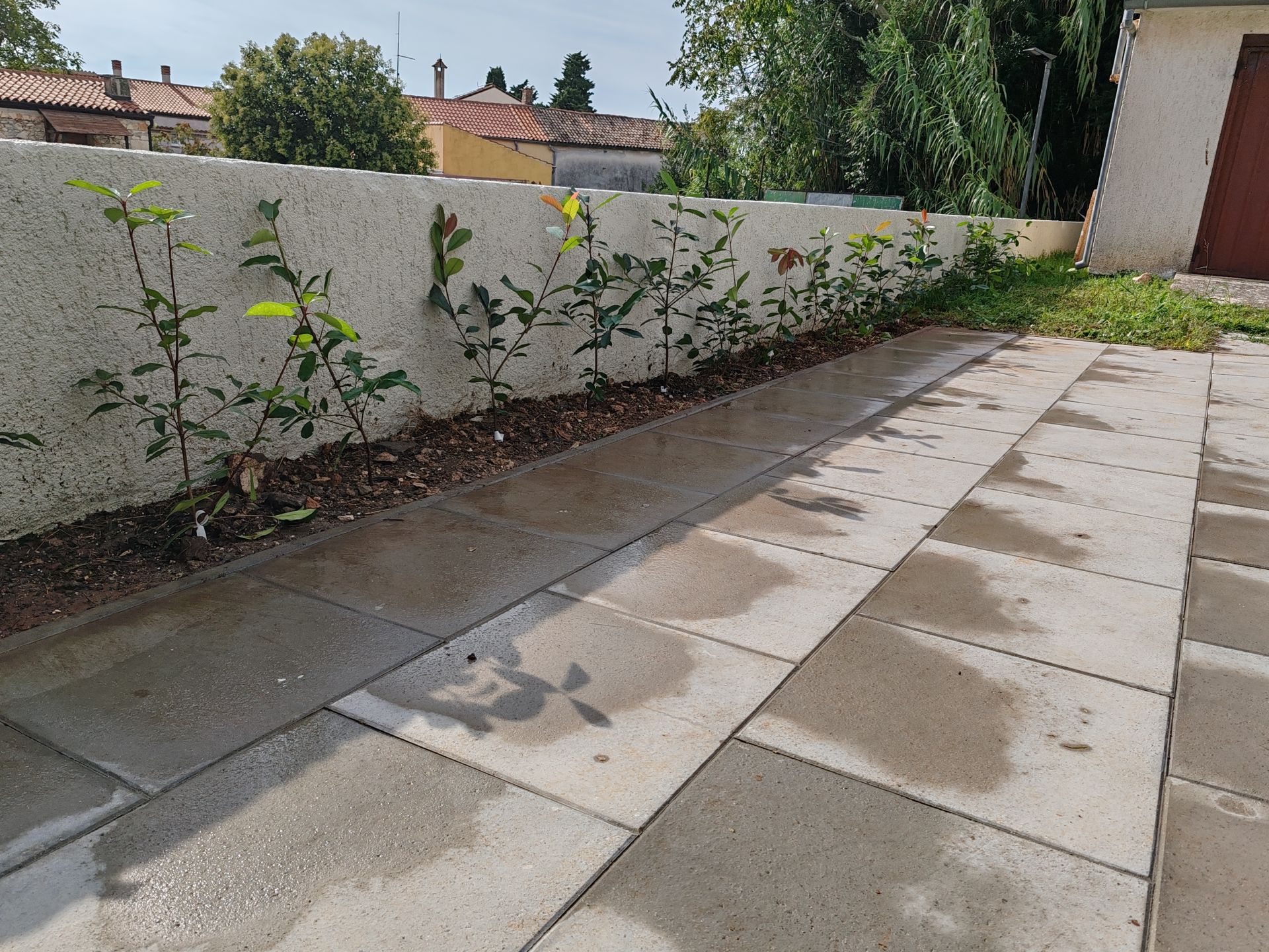 Provedena zamjenska sadnja i hortikulturno uređenje oko zgrade Općine