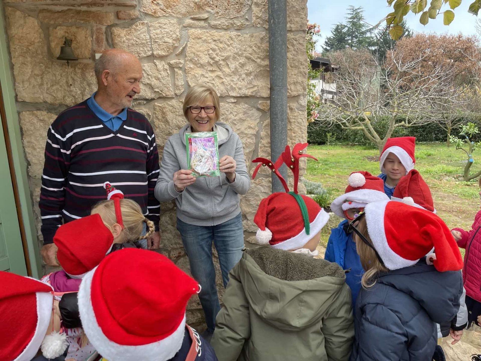 Dječji osmijesi razveselili umirovljenike u Vinkuranu