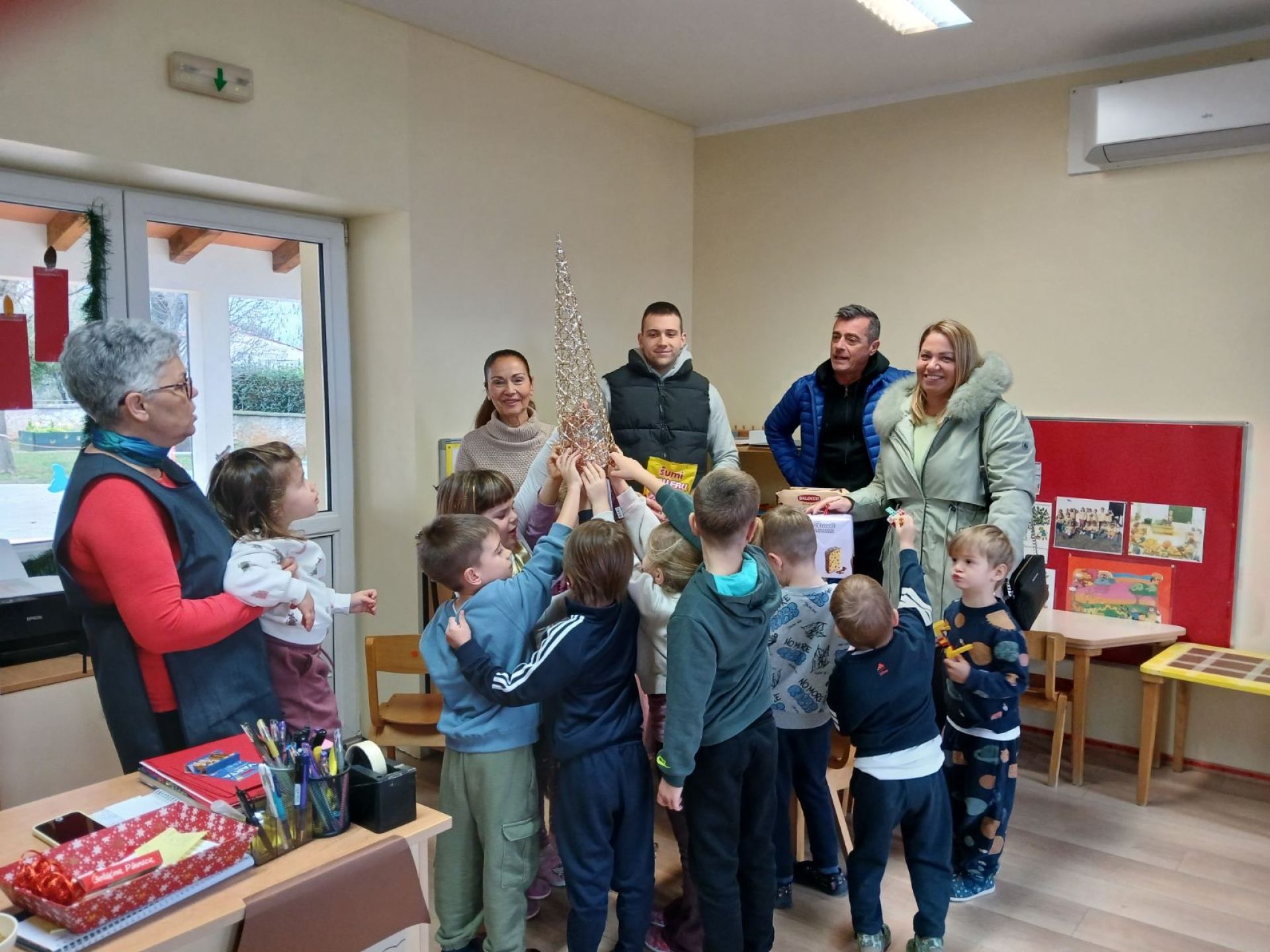 Mjesni odbor Vinkuran razveselio mališane Dječjeg vrtića Vinkuran i potrebite mještane uoči blagdana