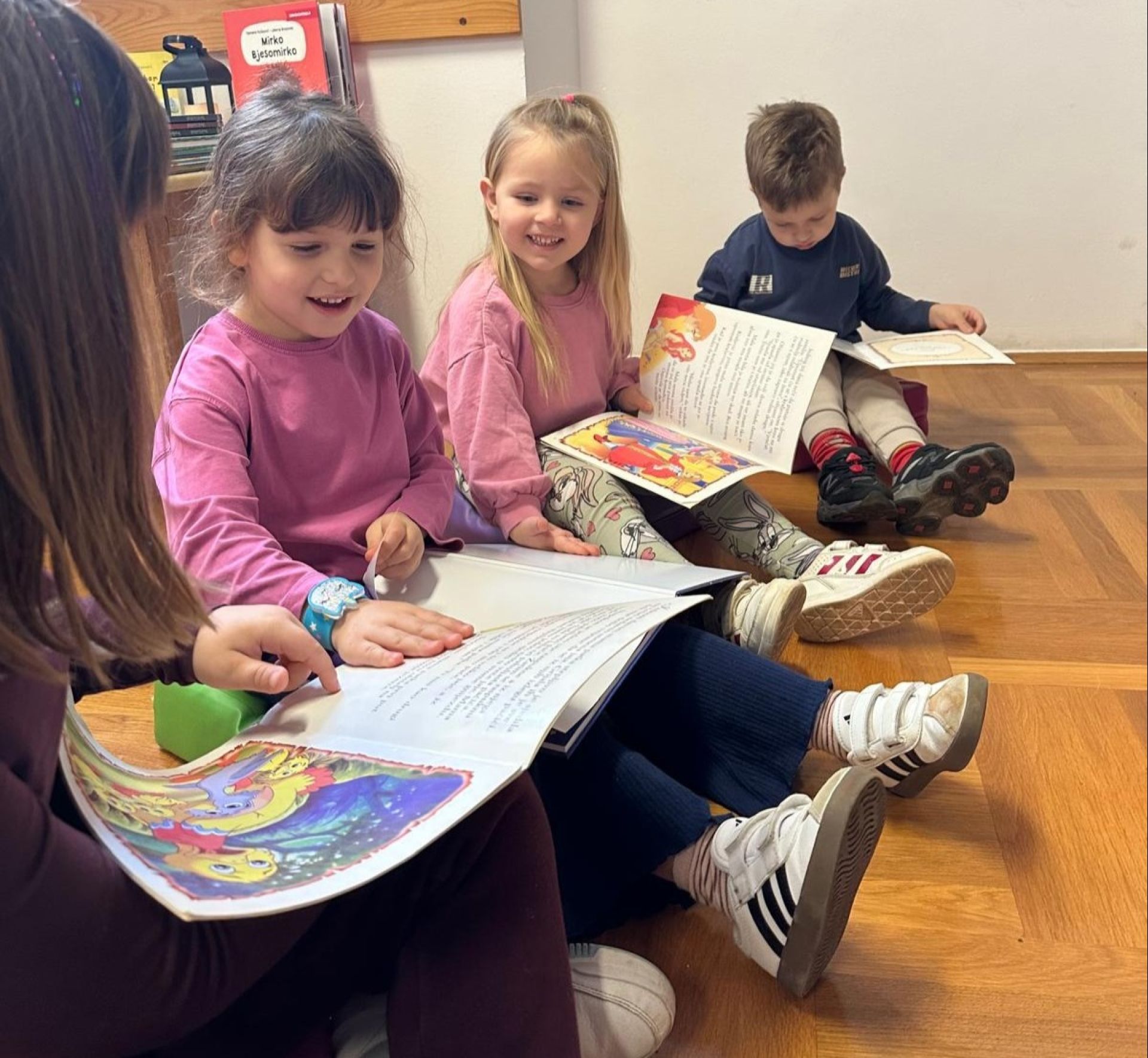 „Ježići“ i „Pčelice“ zajedno u Općinskoj čitaonici u Vinkuranu susret uz knjige u sklopu kampanje „15 po 15“