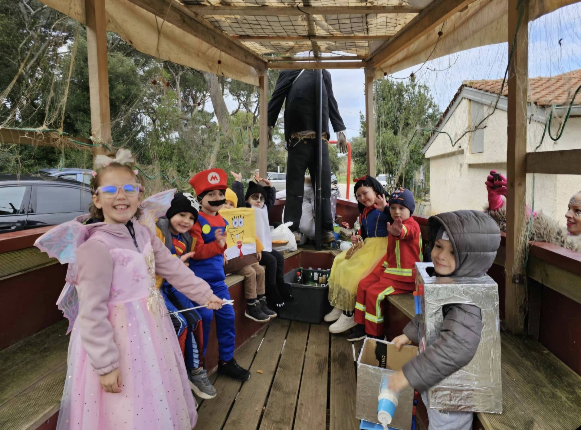 Sunce, smijeh i šarena povorka – krabulje i maškare razveselile Banjole i Premanturu