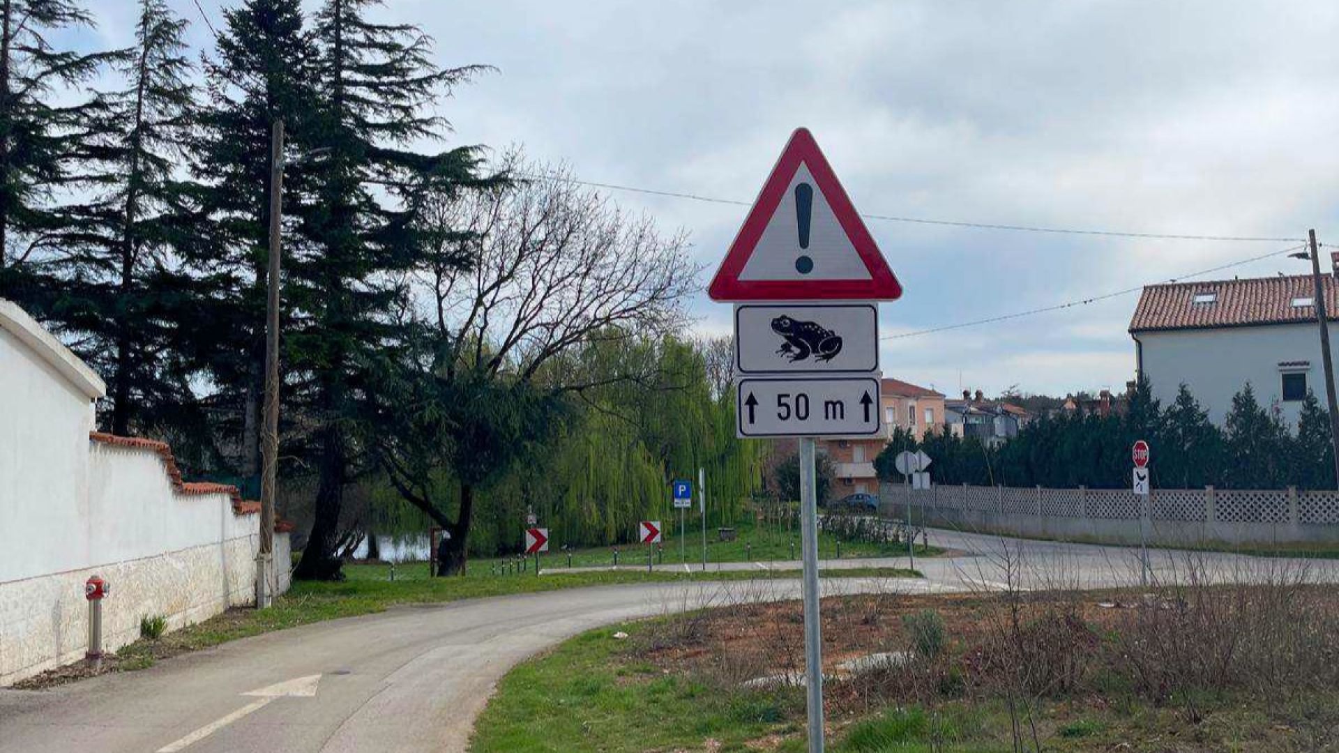 Postavljeni znakovi zbog migracije žaba kod Medulinske lokve
