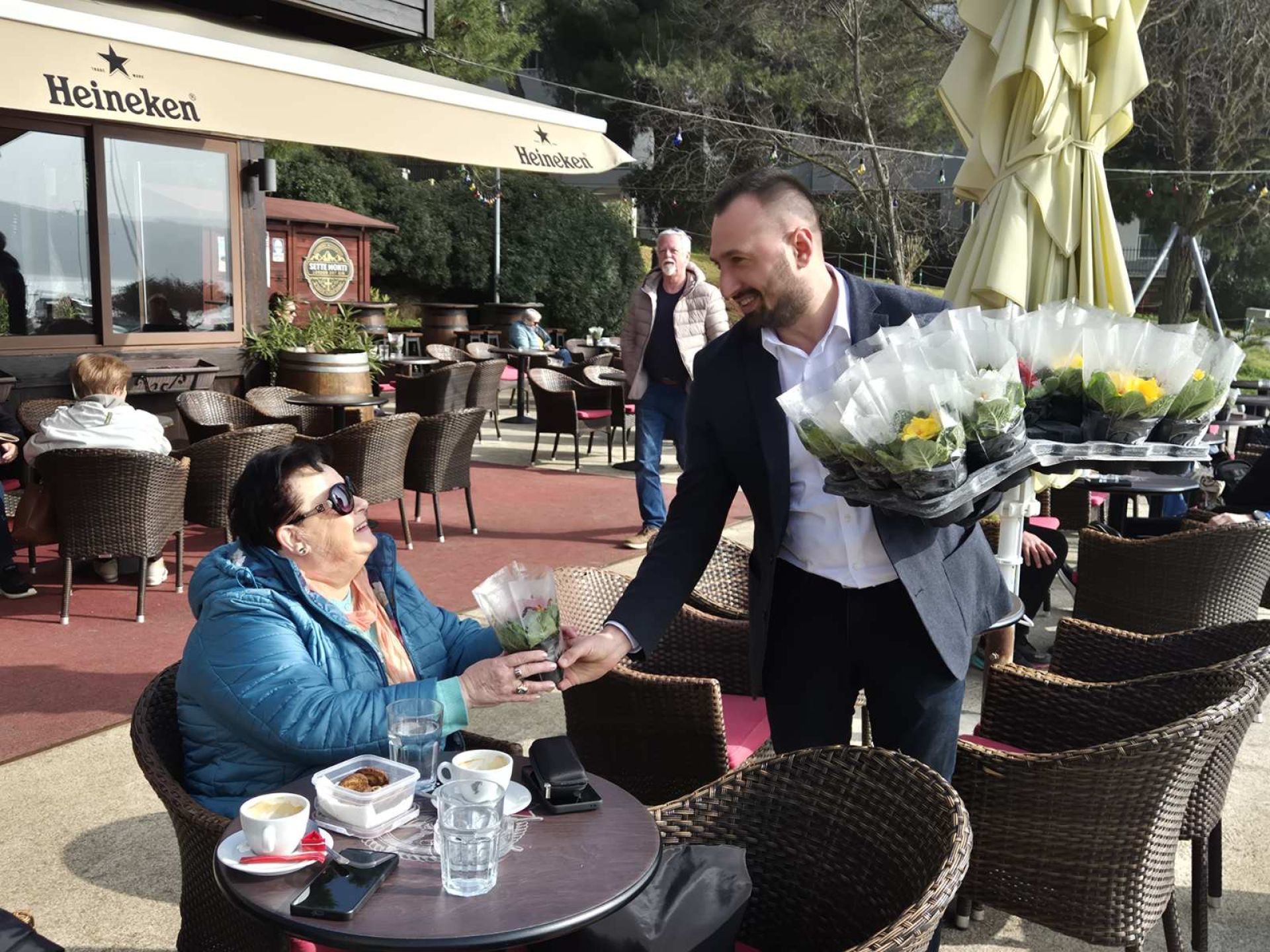 Načelnik Ivan Kirac povodom Međunarodnog dana žena darovao cvijeće mještankama Općine Medulin