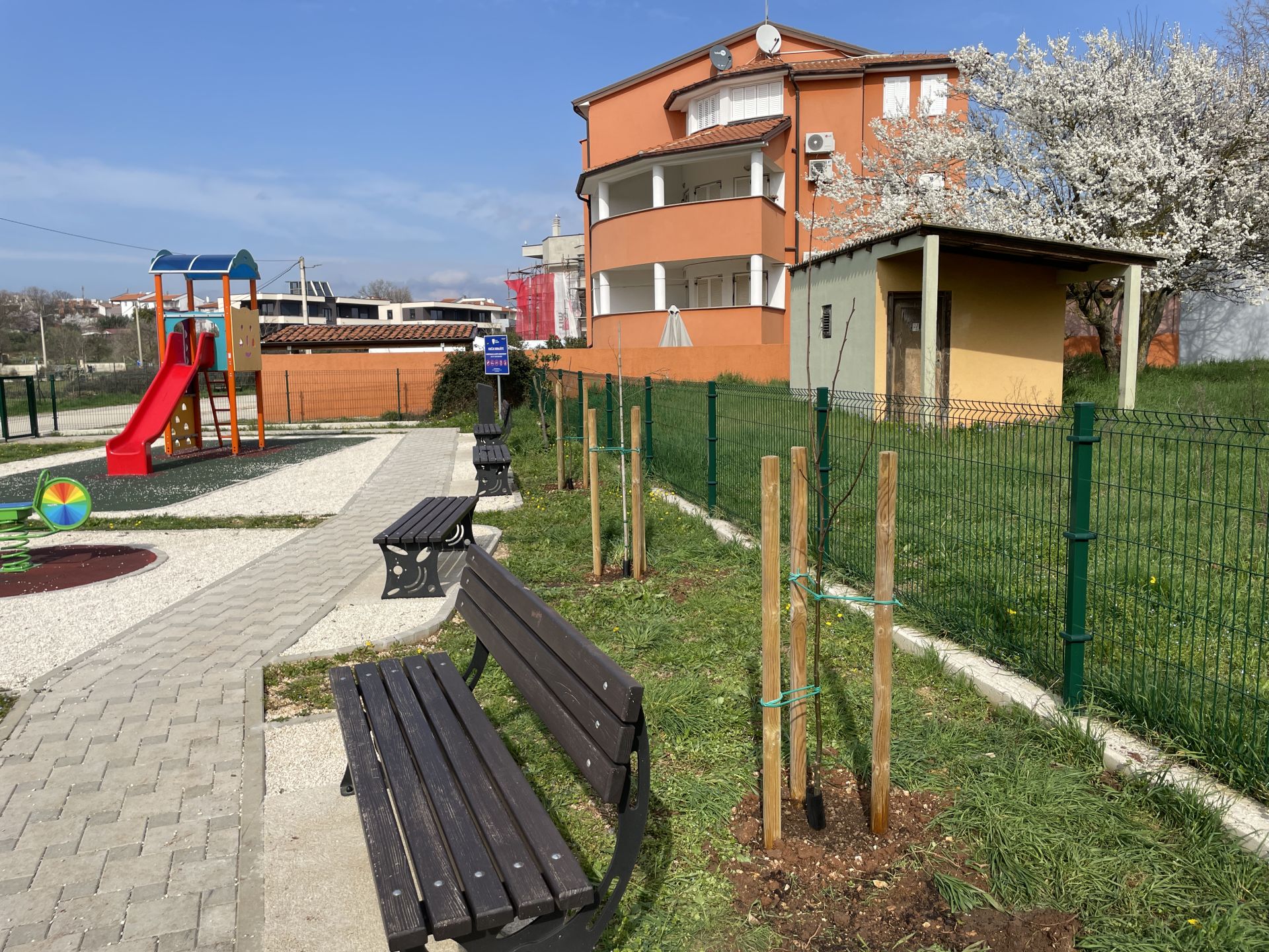 Općina Medulin nastavlja s hortikulturnim uređenjem - novi drvored u Banjolama i sadnja na dječjim igralištima u Medulinu