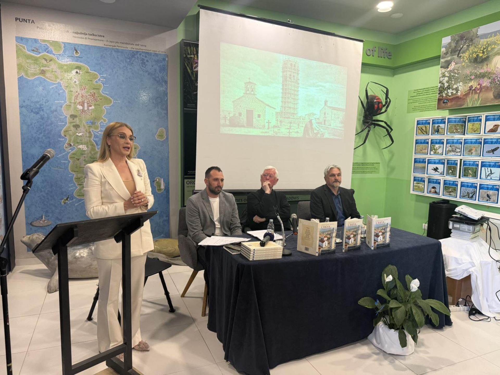 U prepunoj Kući prirode u Premanturi održana promocija knjige „Crkva u Premanturi, 2 dopunjeno i prošireno izdanje“ 